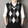 Colete Outono e Inverno Novo Estilo Masculino Gola V Sem Mangas Tricô Colete Suéter Cor Sólida Meia-idade Business Roupa de Baixo