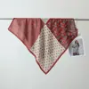 2026 Nuevo Bufanda Cuadrada Pequeña de Algodón Terciopelo Estampada por Ambos Lados para Primavera y Verano Bufanda de Cuello Versátil y Elegante para Mujer que Realza el Cutis