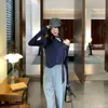 Toma real: Camiseta gris de nicho, corte ajustado, fruncida, cuello asimétrico, manga larga para mujer, nueva otoño 2026, para un look refinado e intelectual