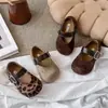 Zapatos de Cuero Estilo Coreano para Niñas 2026 Primavera y Otoño Nuevos Zapatos Individuales con Estampado de Leopardo de Suela Suave para Niñas Pequeñas para Usar Afuera como Zapatos de Princesa