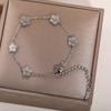 Pulsera Transfronteriza Nueva de Trébol de Cinco Hojas, Lujo Ligero y de Alta Gama, Sencilla Flor de Cinco Hojas Popular Acero de Titanio Nicho Joyería de Mano para Mujeres