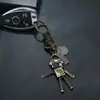 Chaveiro Trançado Artesanal de Couro Genuíno Simples e Personalizado, Chaveiro de Carro de Couro Bovino Estilo Vintage com Pingente de Robô de Liga