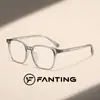 Montura cuadrada, esquinas redondeadas, lentes lisos, disponible en varios colores incluyendo negro brillante, gris translúcido, café degradado y azul degradado, con detalles de remaches plateados