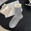 Calcetines de estilo coreano con bloques de color para mujer con etiquetas de tela y rayas, calcetines de media pantorrilla para mujer, calcetines de algodón versátiles ins de otoño, calcetines apilados retro con bloques de color