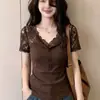 Camiseta feminina de manga curta com decote V e patchwork de renda francesa, coleção de verão 2026, plus size, projetada para acinturar e criar um efeito emagrecedor, um top único e bonito