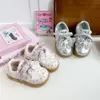 Zapatillas infantiles, nueva colección otoño 2026, zapatos de princesa de dibujos animados con perlas para niñas, suela blanda, transpirables, antideslizantes, zapatillas casuales