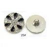 Cárdigan de Punto de Plástico Estilo Chanel Electroplateado con Botones Redondos de Diamante Texturizado Blanco, Botones de Perla y Adornos de Camelia