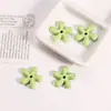 Flor de cinco pétalas estilo ins, contas cerâmicas frescas com furos retos, contas soltas para corrente de celular e acessórios de pingente feitos à mão para DIY