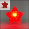 Utilería para el espectáculo: luces de estrella de cinco puntas brillantes de mano; actuaciones de danza; canto coral; luces pequeñas individuales de estrella de mano.