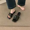 Sandalias de plata estilo retro con pliegues para mujer, nuevo modelo 2026, tacón grueso, punta cuadrada, para uso en exteriores, sandalias tipo mamá estilo hada
