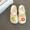 Zapatos perforados poco profundos de dibujos animados de frutas de doble uso para mujer, sandalias de exterior antideslizantes sin cordones de suela gruesa para verano 2026