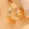 Suministro Transfronterizo Europeo y Americano Moda Retro Pulsera Anillo de Metal Dorado con Pliegues de Hoja Traje Abierto de Dos Piezas para Mujer