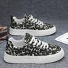 Sapatos Masculinos Primavera 2025 Novos Sapatos de Lona Respiráveis Tênis de Solado Grosso Versátil Moda Sapatos Casuais que Aumentam a Altura Sapatos Confortáveis de Cano Baixo