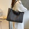 Bolso de Hombro a Cuadros Moderno Casual Color Contrastante Moda Retro para Suegra 2025 Otoño e Invierno Nuevo Bolso de Axila de Alta Gama para Mujer