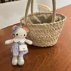 Linda Falda Azul, Sombrero de Paja, Colgante de Gatito de Piernas Largas, Llavero de Mochila de Peluche, Salida de Verano Dopamina