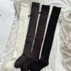 Calcetines de Invierno Otoño 2026 Estilo Universitario Nuevo, Hasta la Rodilla, Algodón Color Sólido Sin Costuras Versátiles Adelgazantes Arrugados para Mujer al por Mayor