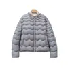 Pinghu Chixin 90% plumón, nueva colección otoño/invierno, capa interior de cuello redondo con moderno patrón de ondas, chaqueta de plumón ligera para mujer