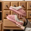 Pantuflas de algodón con suela gruesa para mujer, nuevo estilo otoño/invierno 2026, protectoras para interior, engrosadas y forradas de felpa, cálidas, y con diseño de punta cerrada.; también disponible para hombres