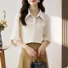 Foto real de la nueva ropa casual de otoño elegante para mujer: camisa de gasa con cuello, top, cárdigan, blusa, camiseta básica, camisa