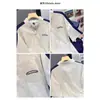 Camiseta de Manga Corta con Cuello Alto y Bloques de Color Estilo Retro Americano para Hombre en Verano Diseño Holgado Tops de Nicho Bordados en el Hombro Derecho para Hombre