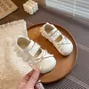 Zapatos para niños en un estilo dulce con moños, zapatos Mary Jane de cuero plateados para niñas, zapatos planos bajos de encaje de princesa con suelas suaves