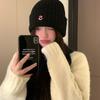 Gorro de Lana Cálido con Letra Tejida para Mujer 2024 Nuevo Otoño e Invierno Versátil Protección para las Orejas Contra el Frío y Pequeño Gorro Frío que Resalta el Rostro para Hombres y Mujeres