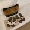 Chinelos Retrô Estilo Floresta com Bolinhas e Biqueira Aberta para Mulheres, Solado Macio, Versáteis, Cor Branca e Damasco, Ultra-Fibra, Uma Tira, Estilo Coreano