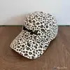 Estilo de Chica Hot Retro Americano Gorra de Béisbol Estampado de Leopardo Bordado de Letras Memeyial Gorra con Visera de Alta Calidad Moderna y Versátil