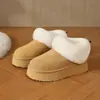Botas de neve grossas, forradas com fleece, espessadas para mulheres, mocassins fofos, novo modelo de inverno 2026, quentes, que aumentam a altura, sapatos grandes de algodão versáteis