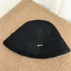 Sombrero de pescador simple de felpa estilo japonés para mujer, nuevo sombrero de cubo cálido versátil para otoño e invierno, color sólido, elegante y moderno