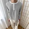 Camiseta Henley de manga larga a rayas blancas y negras Cleanfit, básica versátil casual de otoño para hombre