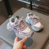 Tênis de corrida infantil macio estilo coreano, nova coleção outono 2026, tênis esportivos respiráveis para atividades ao ar livre para crianças, sapatos antiderrapantes para meninas
