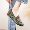 Sandalias Nuevas para Mujer Primavera/Verano 2026 Zuecos Retro Huecos Transpirables Piel Suave Suela Suave Antideslizantes Zapatos para Mamá