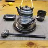 Configuração de Mesa Estilo Japonês Peça Quatro Tigela de Arroz Restaurante de Sushi Xícara de Chá Prato de Osso Preto Cerâmica Suporte para Hashi Bule Cozinha Japonesa e Coreana