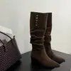 2026 Diseño Otoño/Invierno Velour Piel Suave Punta Fina Tacón Grueso Caña con Remaches Hasta la Rodilla Tacón Medio Botas Largas Mujer