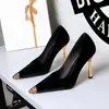 557 Estilo Europeu e Americano Banquete Metalizado Biqueira de Ferro Moda Camurça Bico Fino Slip-On Salto Agulha Confortáveis e Não Cansativos para os Pés