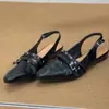 Sandalias de punta cerrada con remaches estilo retro Chuyuji para mujer, planas con una sola correa de hebilla, parte trasera abierta, adecuadas para ir al trabajo, zapatos de suela blanda