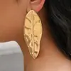 Pendientes Metálicos Brillantes con Forma de Hoja Transfronterizos Europeos y Americanos, Pendientes Statement Únicos y Elegantes con un Toque de Gama Alta de Nicho
