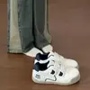 Otoño 2026 Nuevos Zapatos de Lona Dibujos Animados Velcro Estudiante Deportivos Casuales Lunares Moda Zapatos de Entrenamiento Alemanes Zapatos Blancos