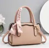 Bolsa de Mão Feminina Bordada Transfronteiriça Feminina Outono/Inverno 2025 Coreia do Sul Ins Moda Simples Bolsa de Ombro Bolsa Transversal Portátil