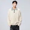 Suéter de tricô trançado estilo faculdade americana com gola mandarim, um design color-block moderno e estiloso para homens, perfeito para outono e inverno, oferecendo um visual casual e descolado
