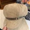 Boina de Gamuza con Hebilla de Cuero Retro Maillard para Mujer Otoño Invierno Moda Gorra Octagonal Marrón de Repartidor Hace que la Cara Parezca Más Pequeña