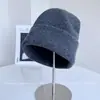Modioso Gorro de Punto Versátil y Cálido con Etiqueta de Cuero para Mujer, Nuevo Gorro de Invierno a Prueba de Viento, Gorro de Lana Elegante de Color Sólido