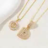 Colar Letra Inglesa Completo em Diamante Doce de Rocha Popular para Jardim de Infância Conjunto de Flores Letras de Cobre com Zircônia Banhado a Ouro Real Lote