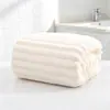 Toalha de banho macia de fleece de coral espesso com listras doces, altamente absorvente, secagem rápida, não solta fiapos, padrão ondulado, toalha de banho para casa