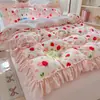 Conjunto de Quatro Peças Estilo Princesa Engrossado Francês Leite Fleece Outono/Inverno Relevo Renda Franzida Floral Renda Grande Conjunto de Três Peças