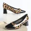 Zapatos de tacón bajo de cuero genuino con estampado de leopardo negro para mujer, estilo nuevo de otoño, tacón grueso, puntera cuadrada, tacón medio, elegantes y versátiles, cómodos para los pies