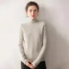 Nuevo top de punto de cuello alto de Baicai Rong, una prenda básica de corte holgado, suave, versátil, simple y elegante para usar en capas en otoño e invierno.