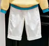 Ropa infantil coreana 2026 colección otoño/invierno nueva: suéter de punto amarillo con cuello alto texturizado y pantalones blancos casuales de pierna recta