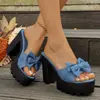 Pantuflas de tacón alto con lazo estilo europeo y americano para uso en exteriores, talla grande 2026 Verano Nuevo Sandalias Romanas de Tacón Grueso de Mezclilla para Mujer
